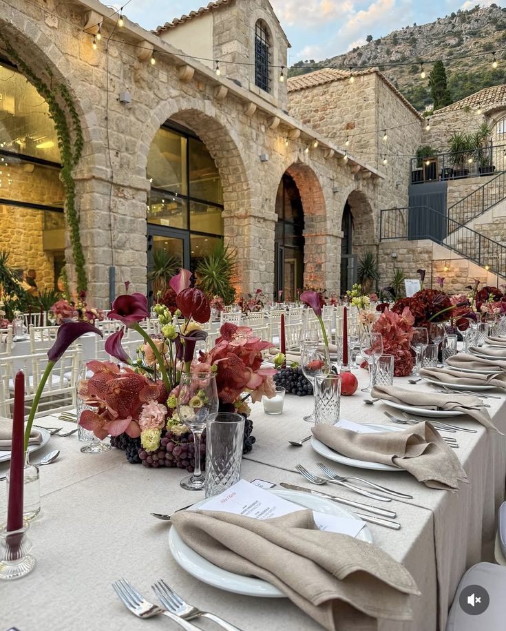Outdoor wedding floral installation at Hummingbird Nest Ranch
