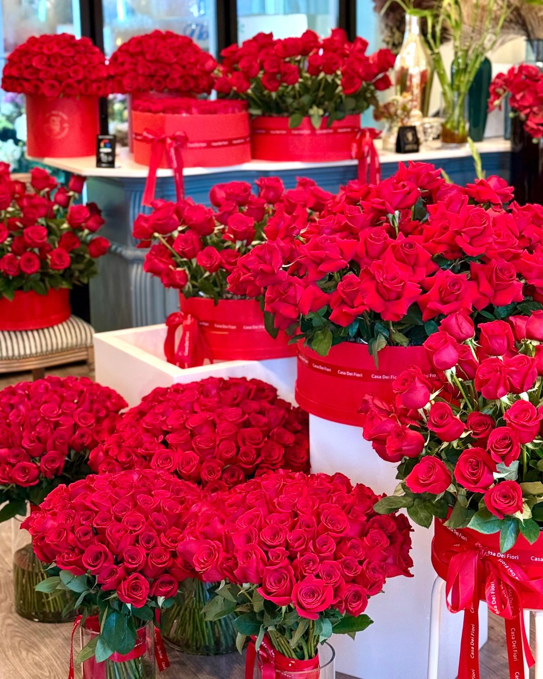 1000 ROSES & ROMANTIC DECORATIONS