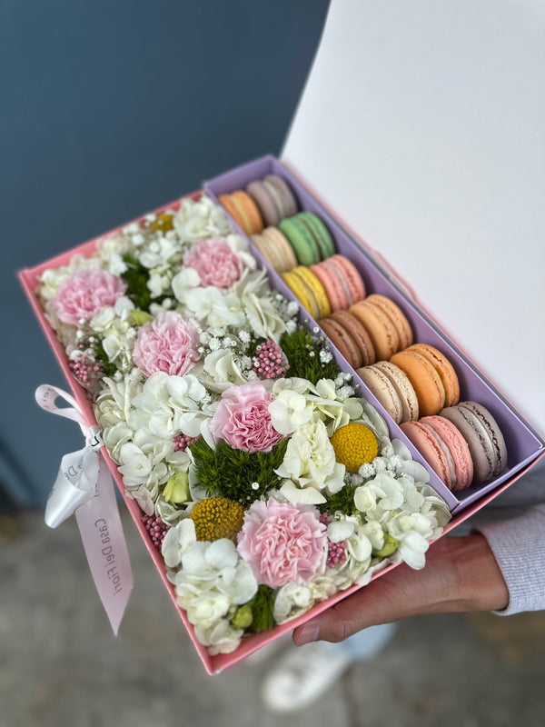 BOX WITH MACARONS AND FLOWERS