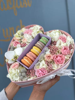 BOX WITH MACARONS AND FLOWERS