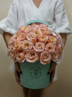 CHAMPAGNE ROSES IN A HAT BOX