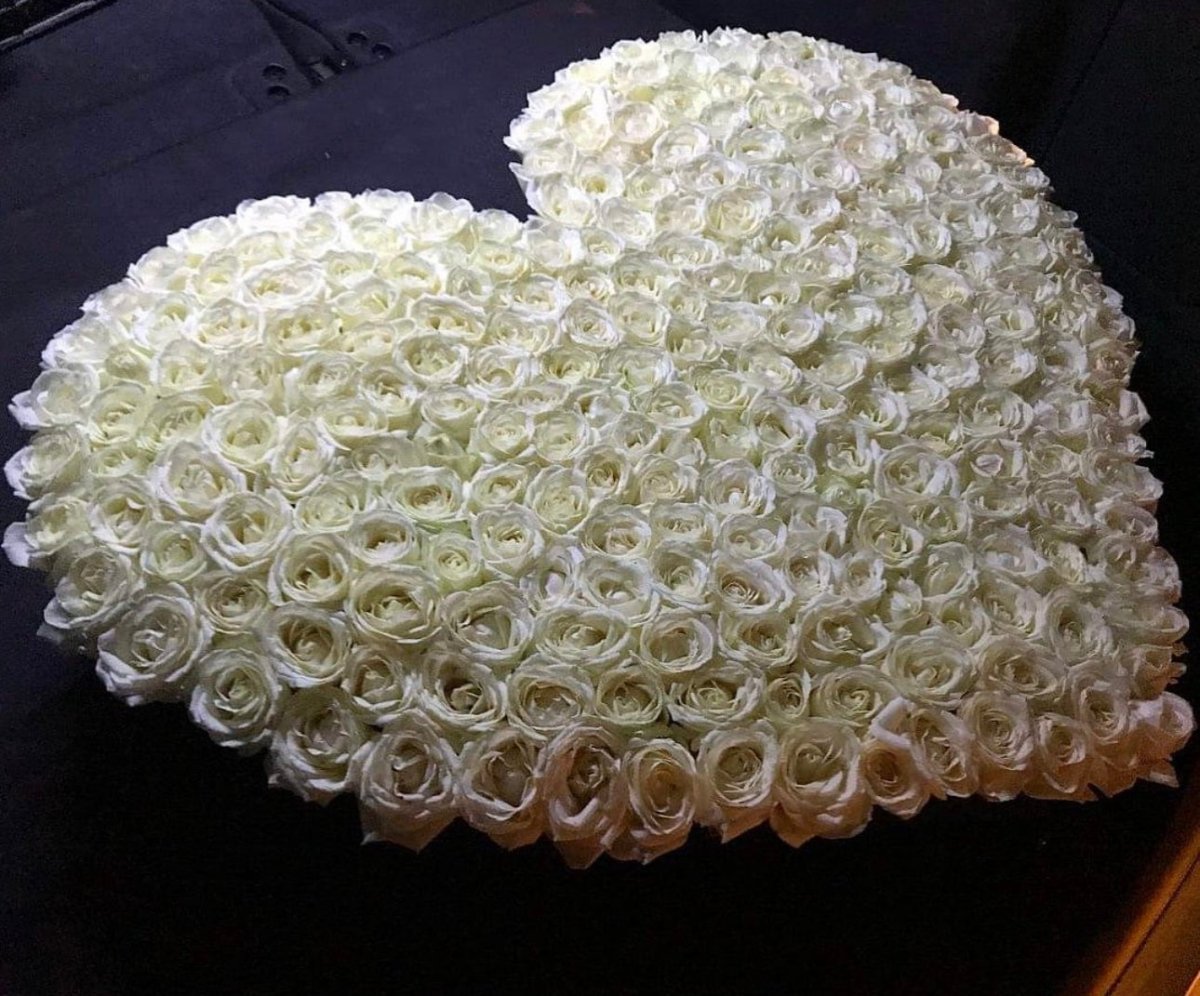 WHITE ROSES IN THE SHAPE OF HEART - Casa Dei Fiori